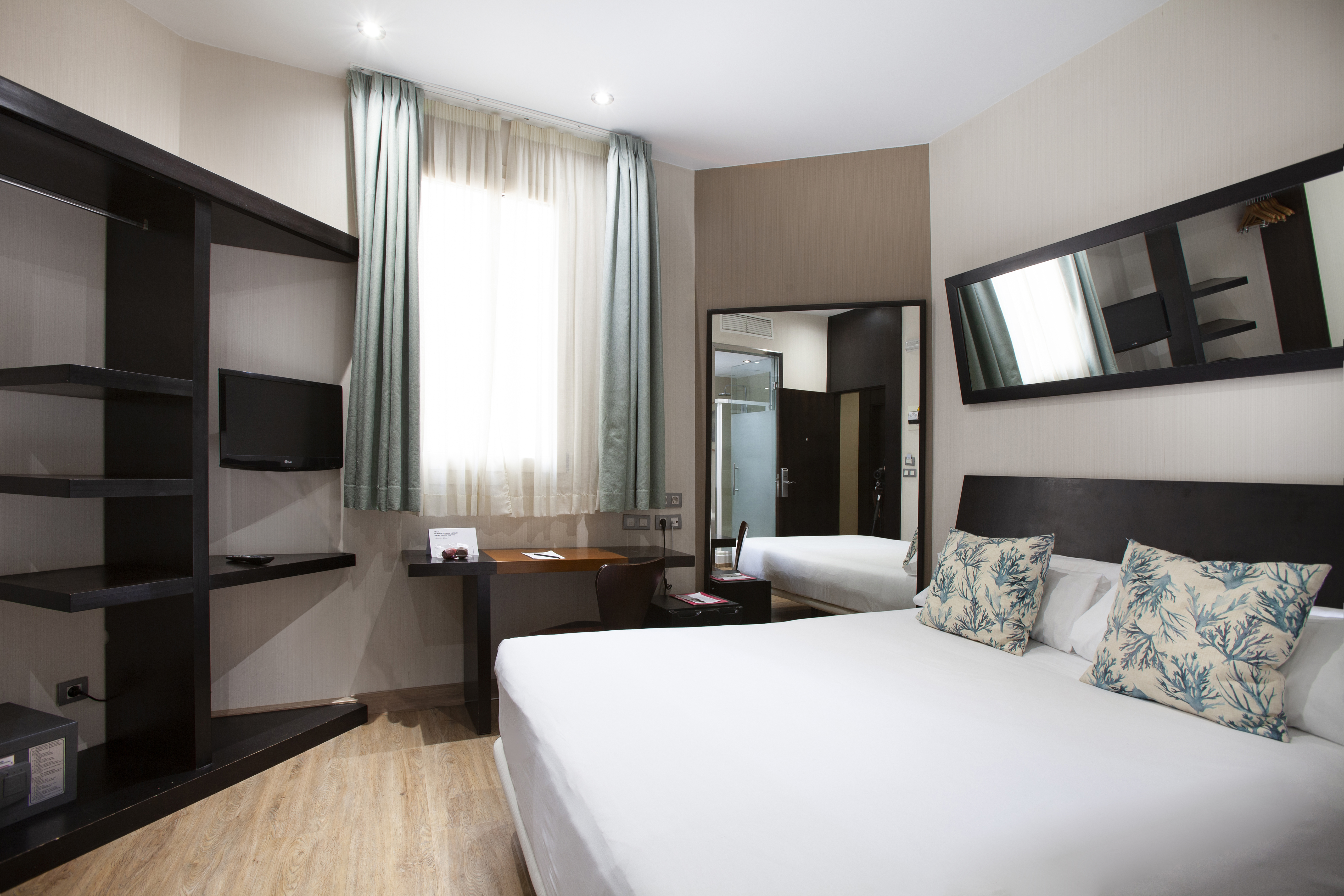غرفة مفردة بسرير مزدوج
