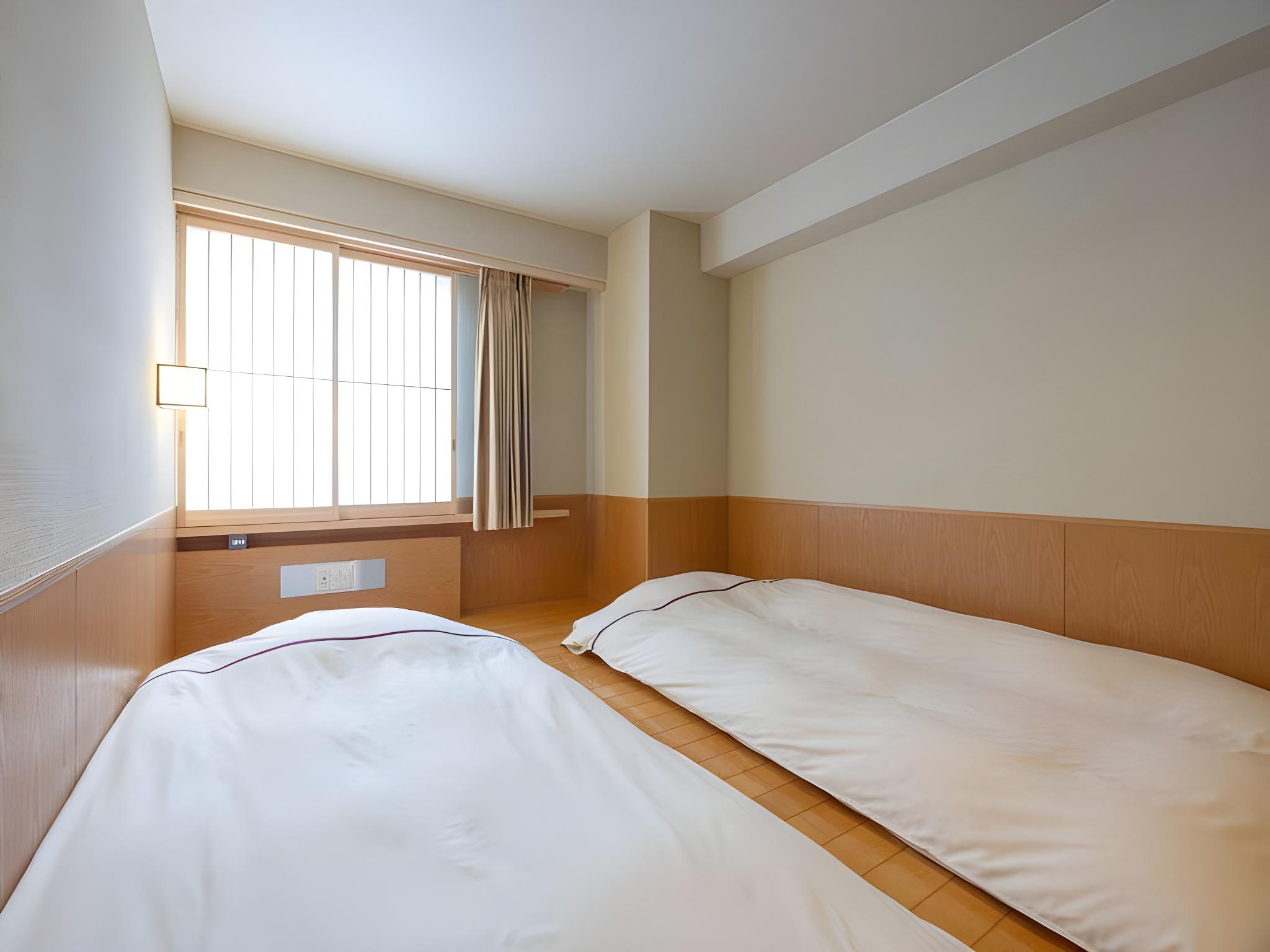 Concept, Twin Beds, 2 Futon Beds, City View