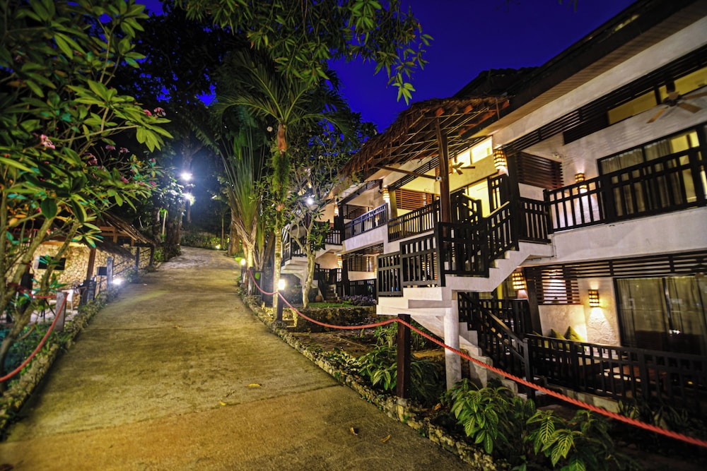 The Strand Boutique Resort 7/75