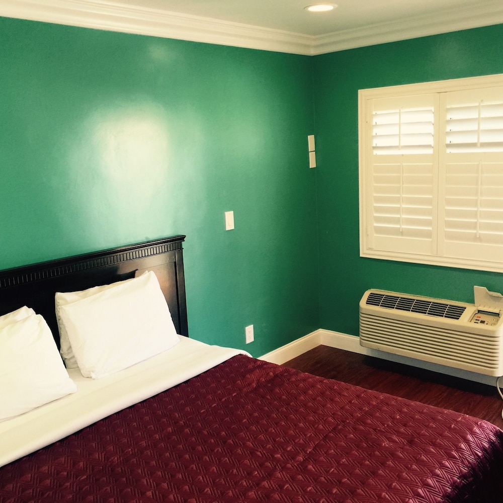 STANDARD, QUEEN BED