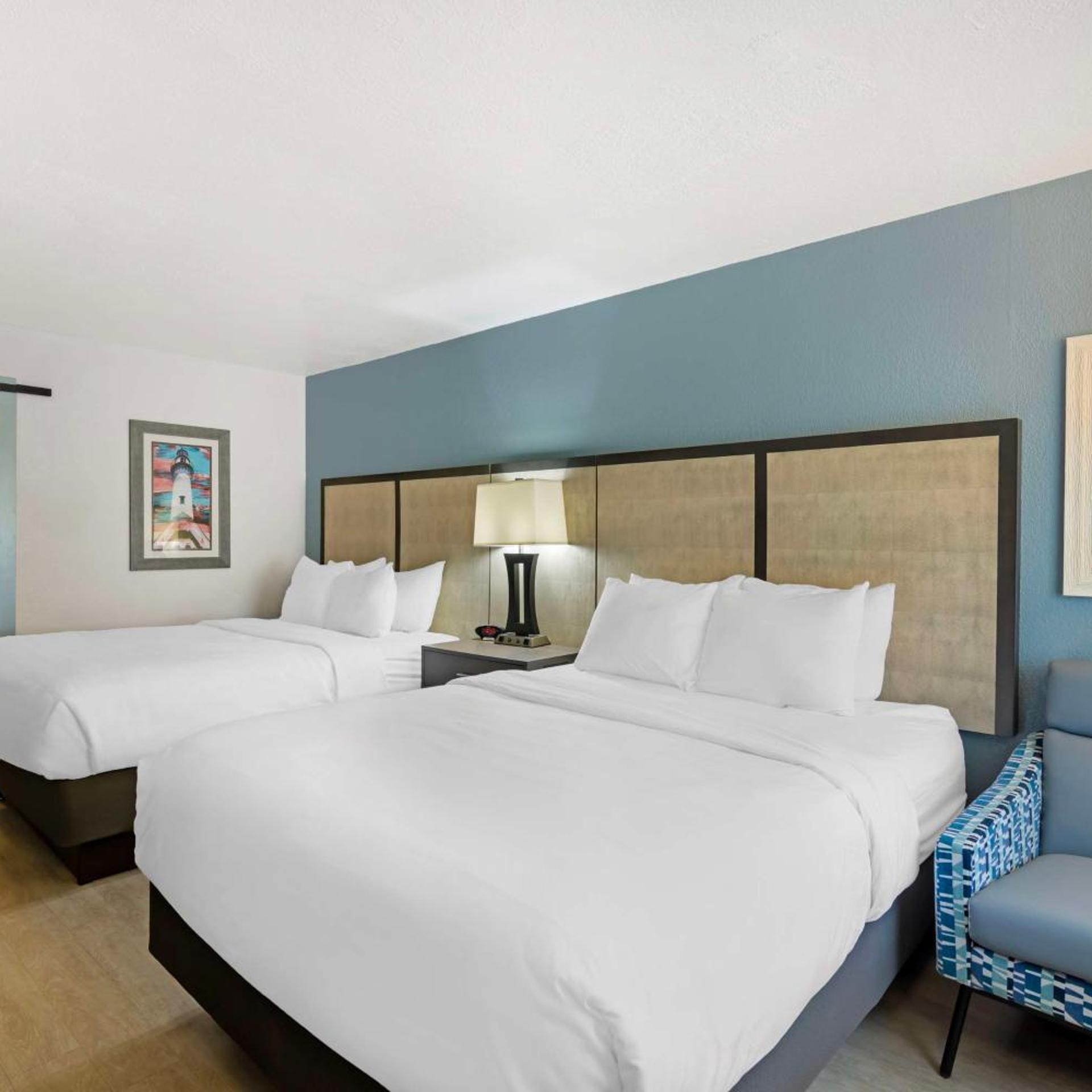غرفة بسريرين كوين بإطلالة على المسبح، Best Western Plus St. Simons 2/4