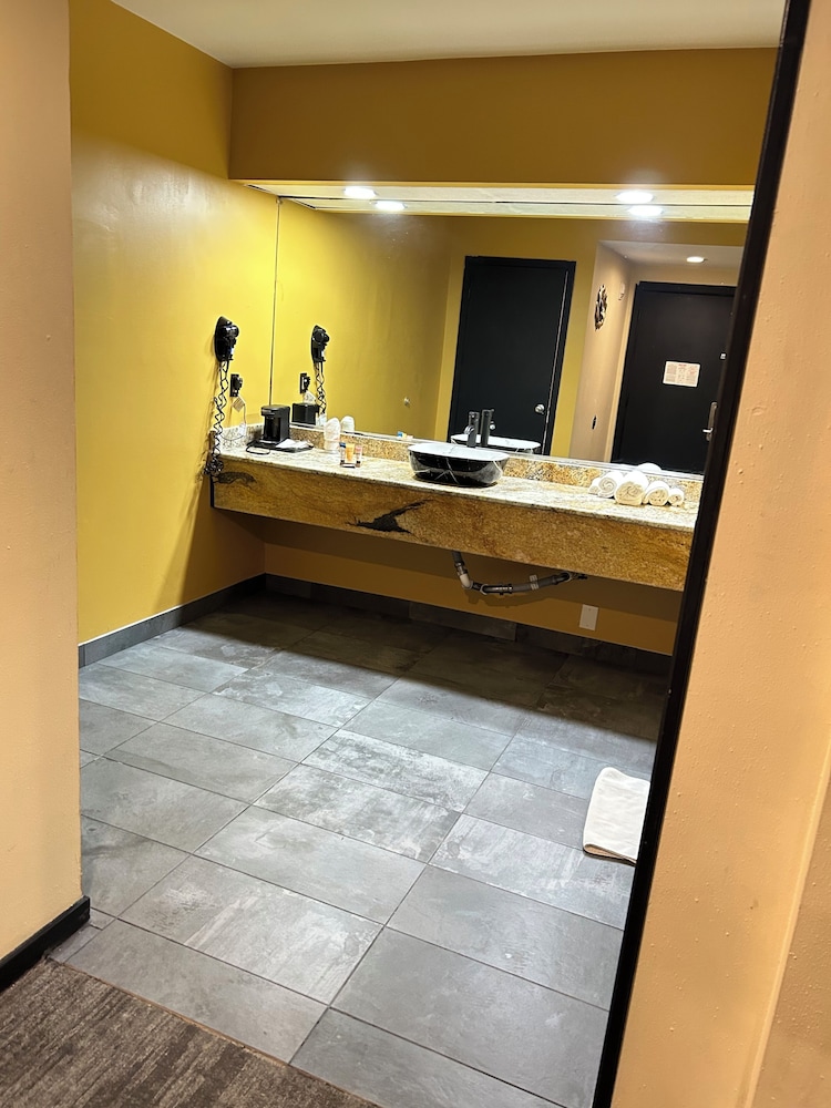 The Inn of the Dove Hotel at Harrisburg-Hershey 8/47