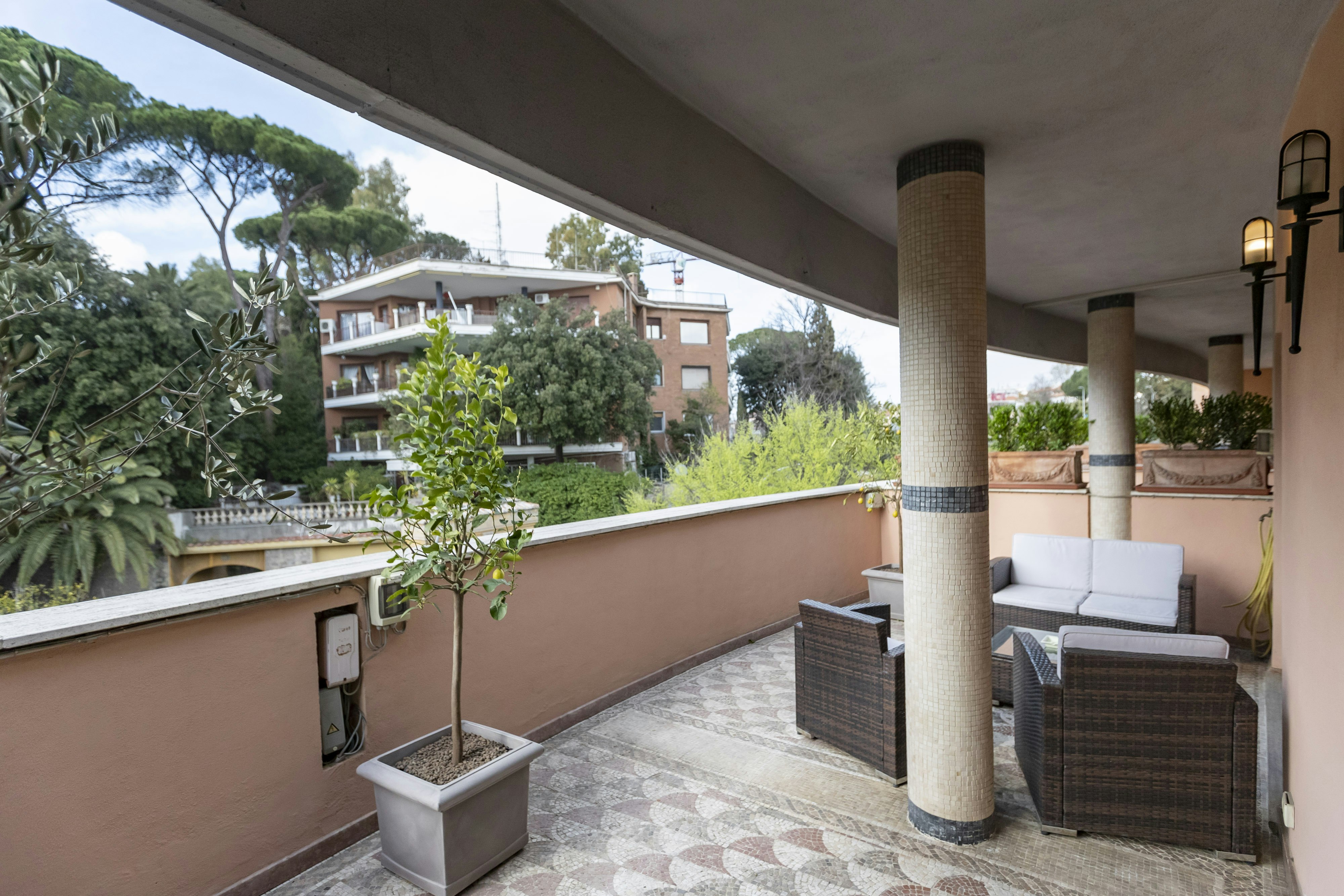 River Chateau Hotel 4/85