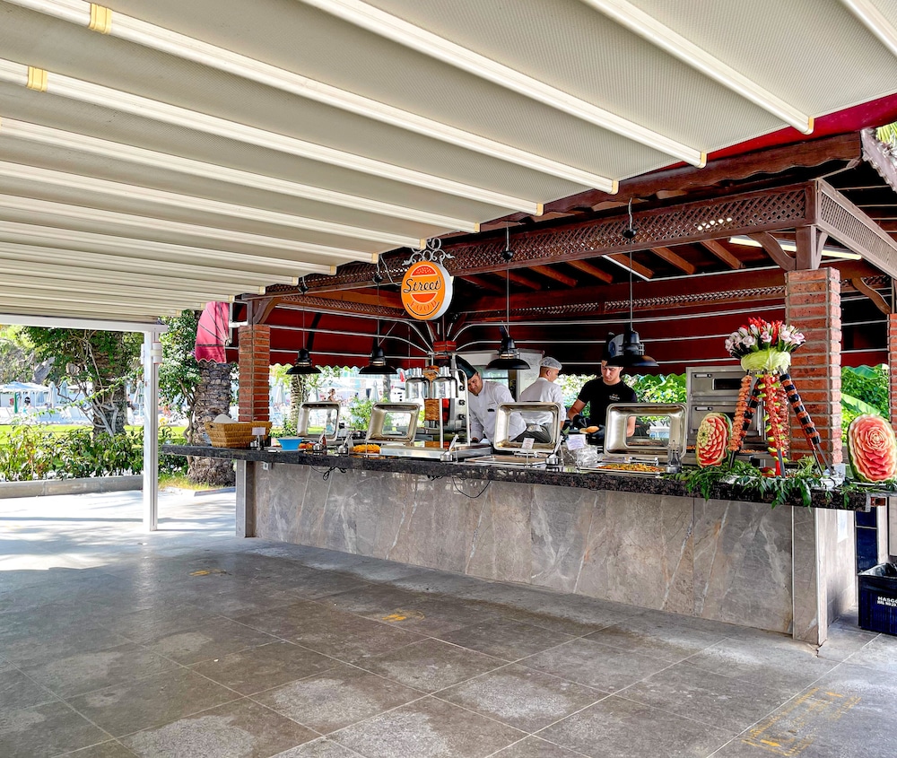 Catamaran Resort Hotel 17/71
