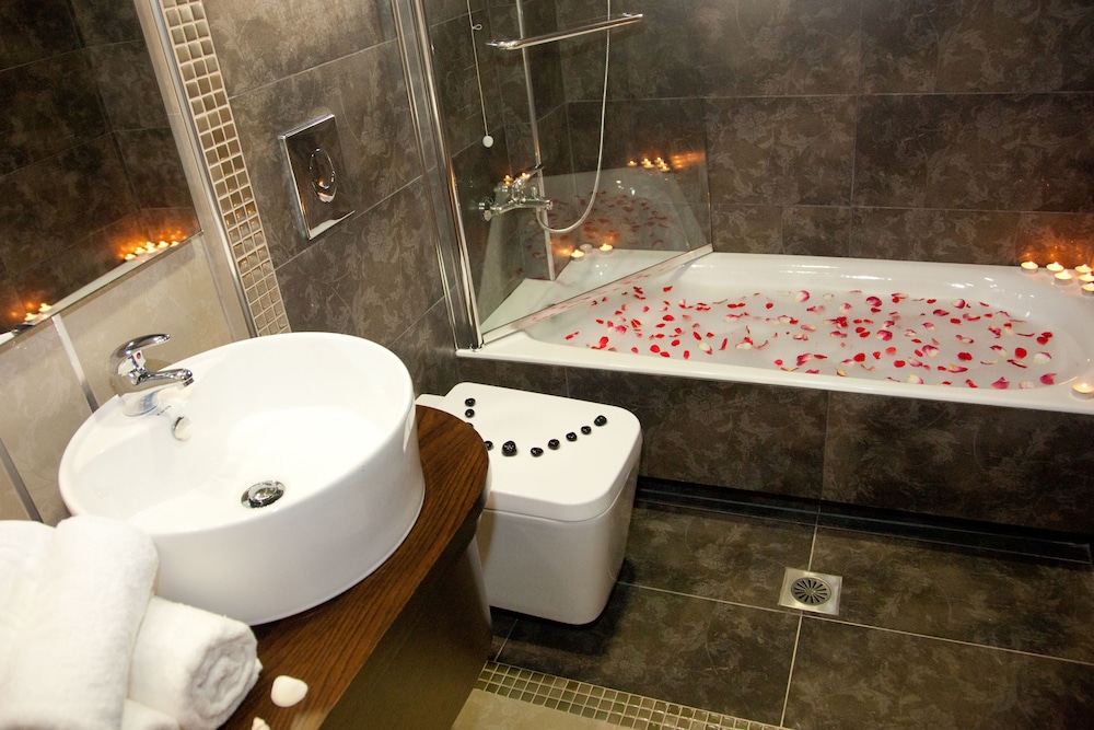 Golden Bay Suites 30/67