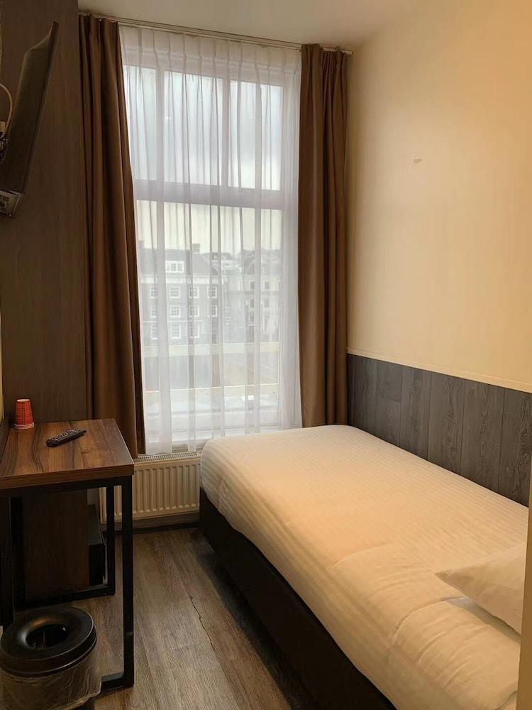 Orange Tulip Hotel 11/43