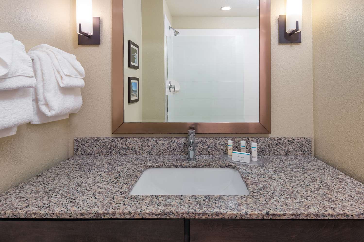 جناح بسرير كينج بشرفة مع أريكة، Coral Pointe Sarasota, an Ascend Collection Hotel 2/3