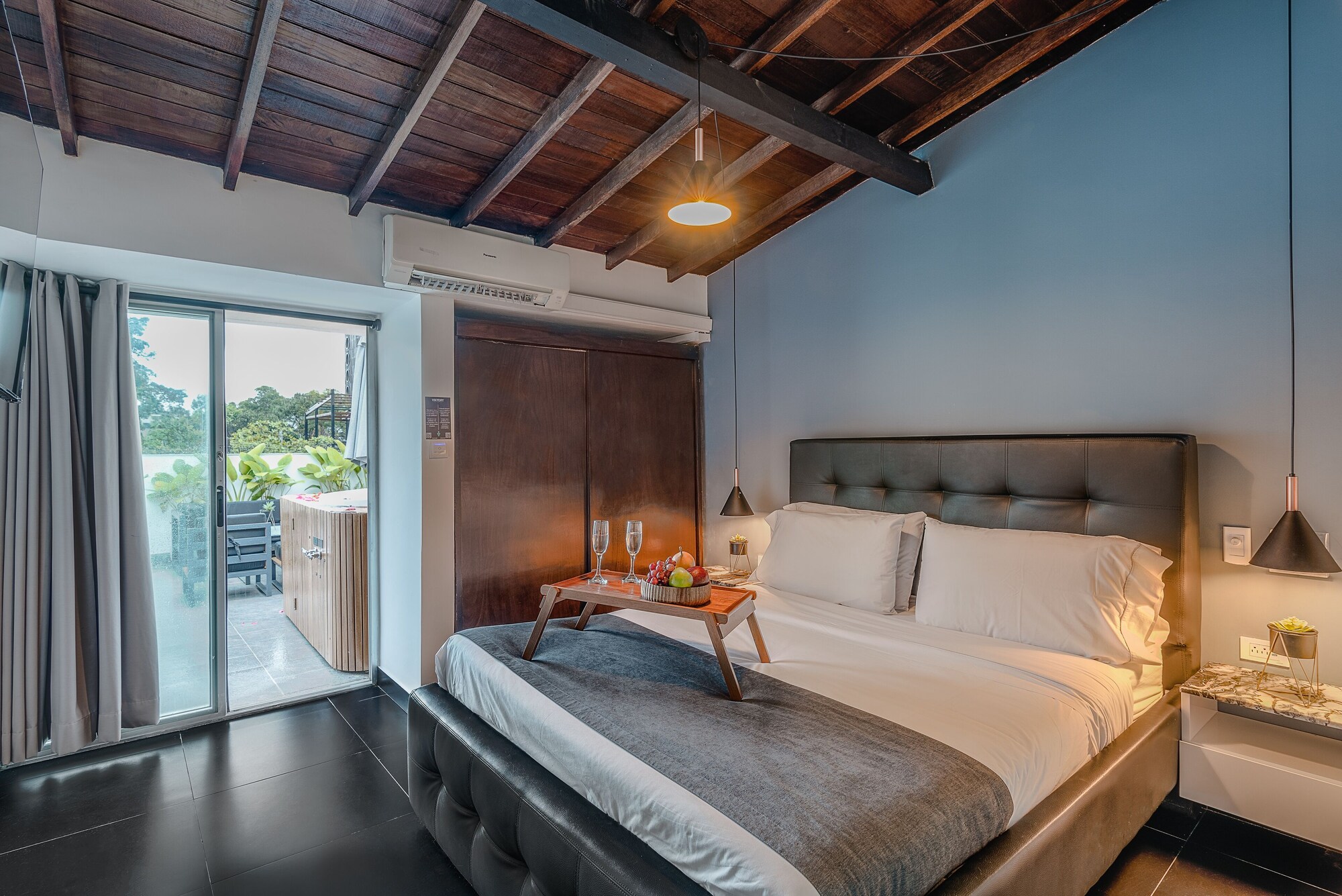 Victorian, 2 Queen Beds, Hot Tub, Terrace