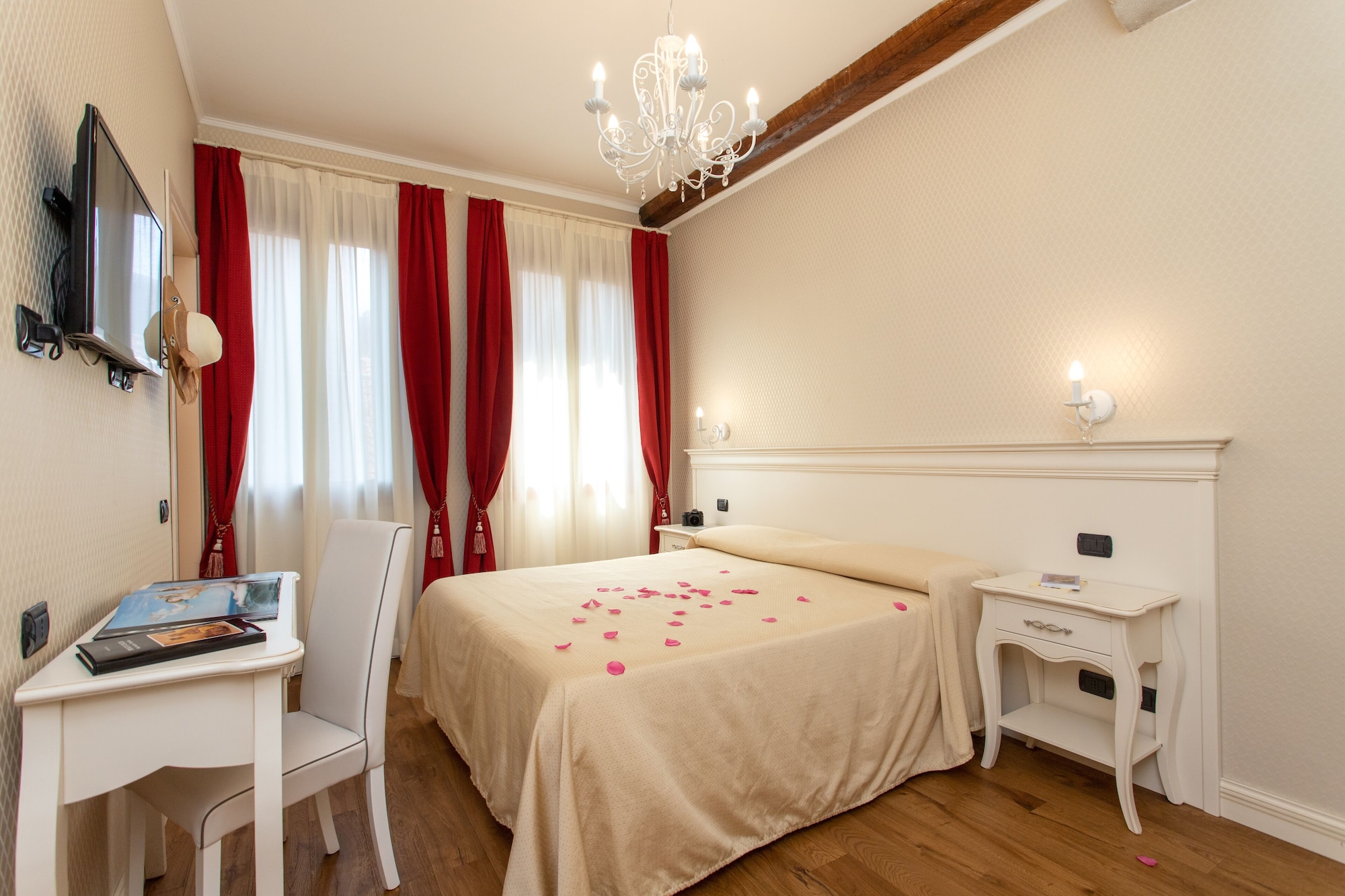 STANDARD, QUEEN BED