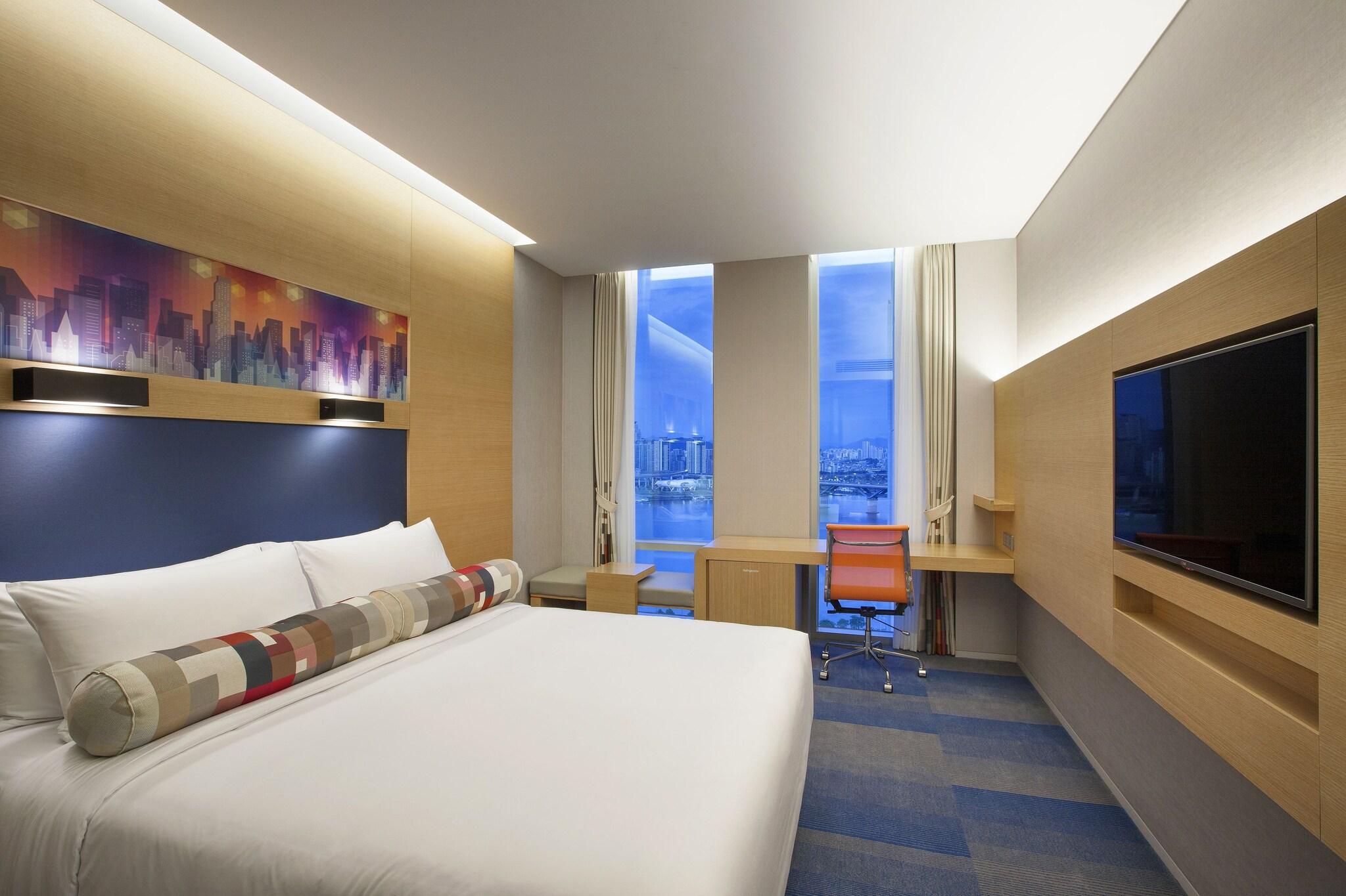 Room, Double Bed, River View, Aloft Gangnam Seoul 8/10