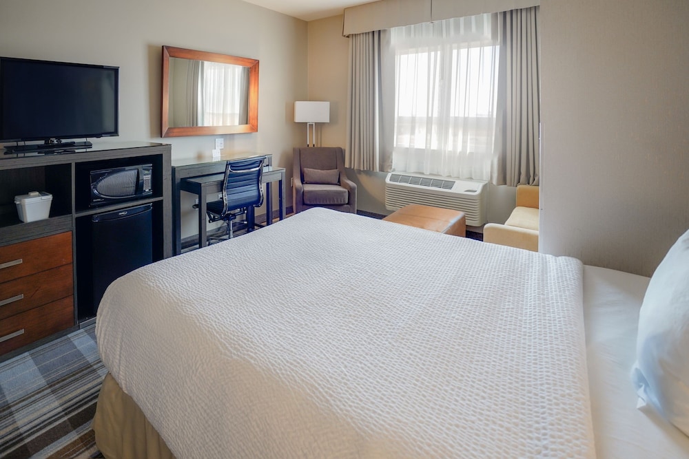 Fairfield Inn & Suites by Marriott Airdrie 15/54
