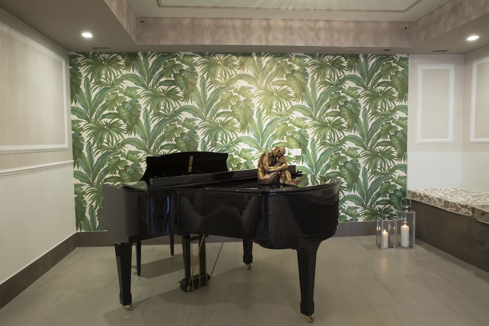 Bianco Riccio Suite Hotel 68/79