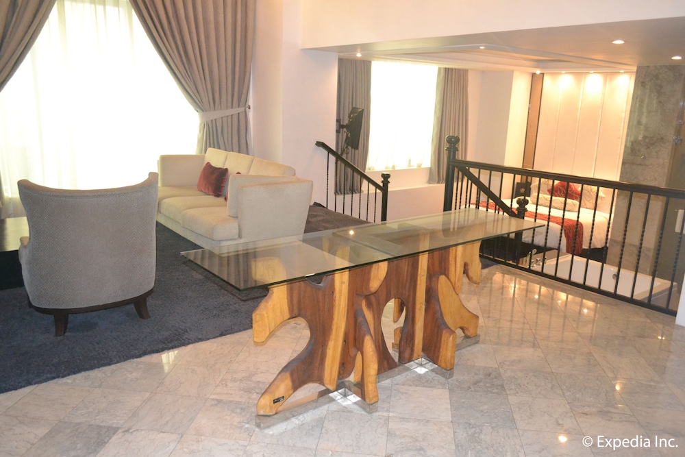 The Penthouse Hotel 30/50