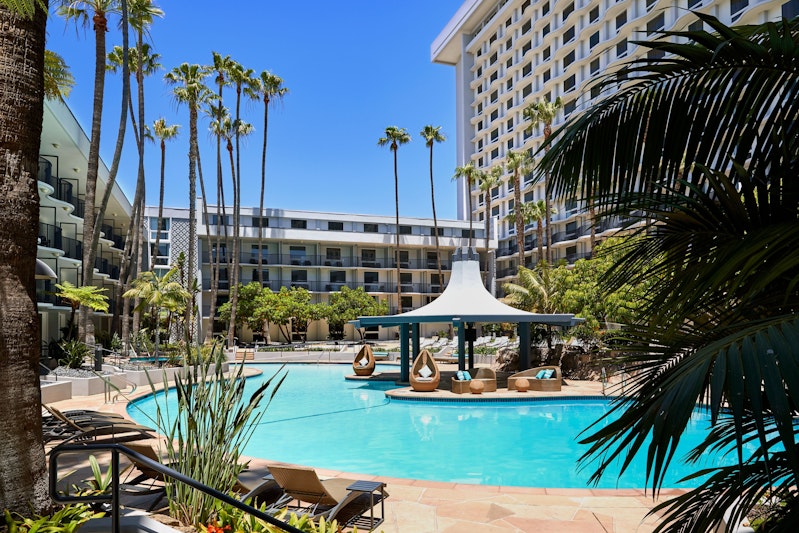 Marriott Los Angeles Airport 76/77
