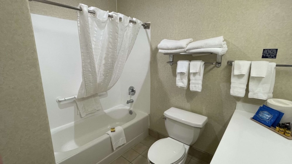 غرفة قياسية بسرير كينج، SureStay Hotel by Best Western Eureka 2/2
