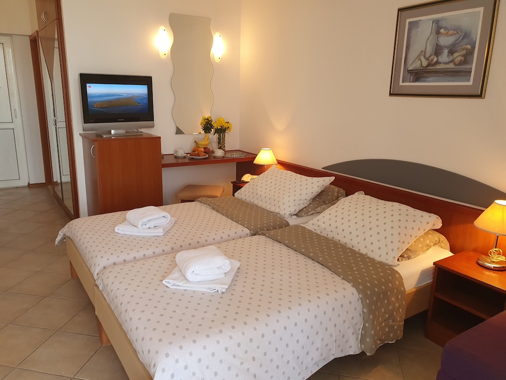 BRZET HOTEL OMIS 19/50