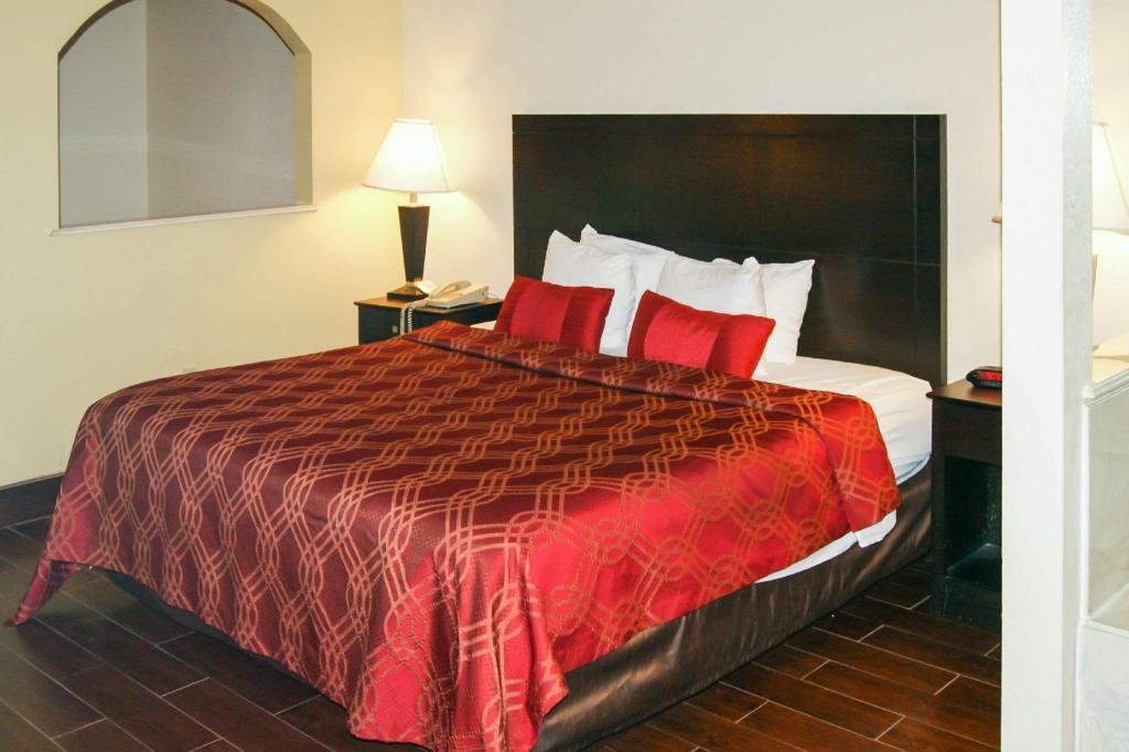 EFFICIENCY, BUSINESS, KING BED, ACCESSIBLE