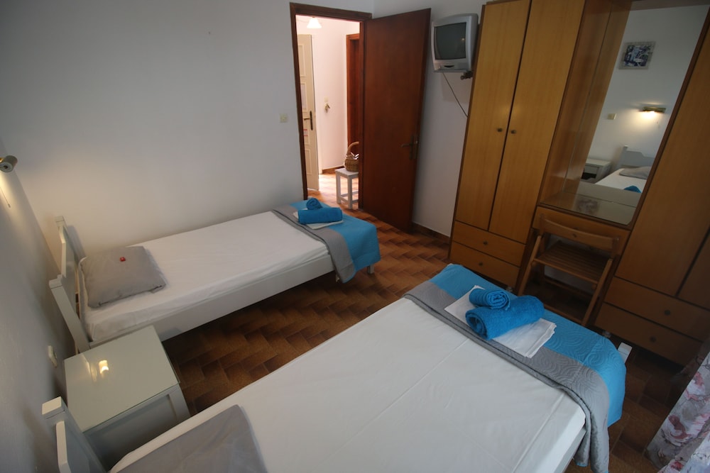 APARTMENT, MULTIPLE BEDS