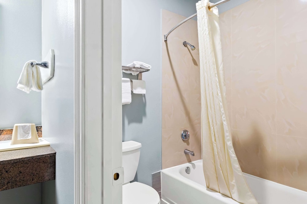 Econo Lodge Inn & Suites Channelview - Houston East 35/37