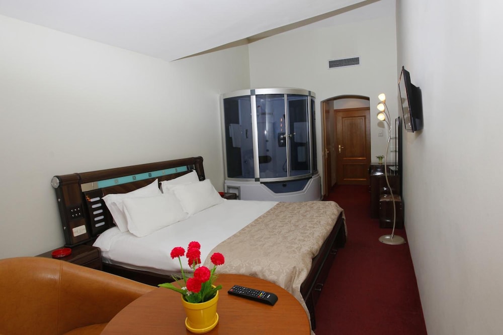 Green Hotel 11/71