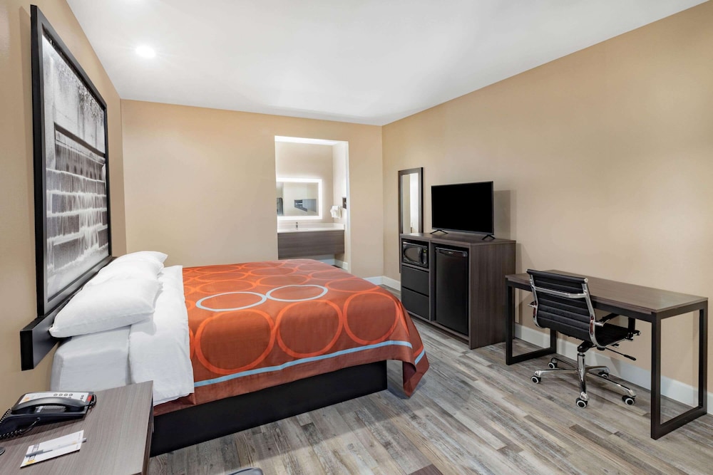 ROOM, KING BED