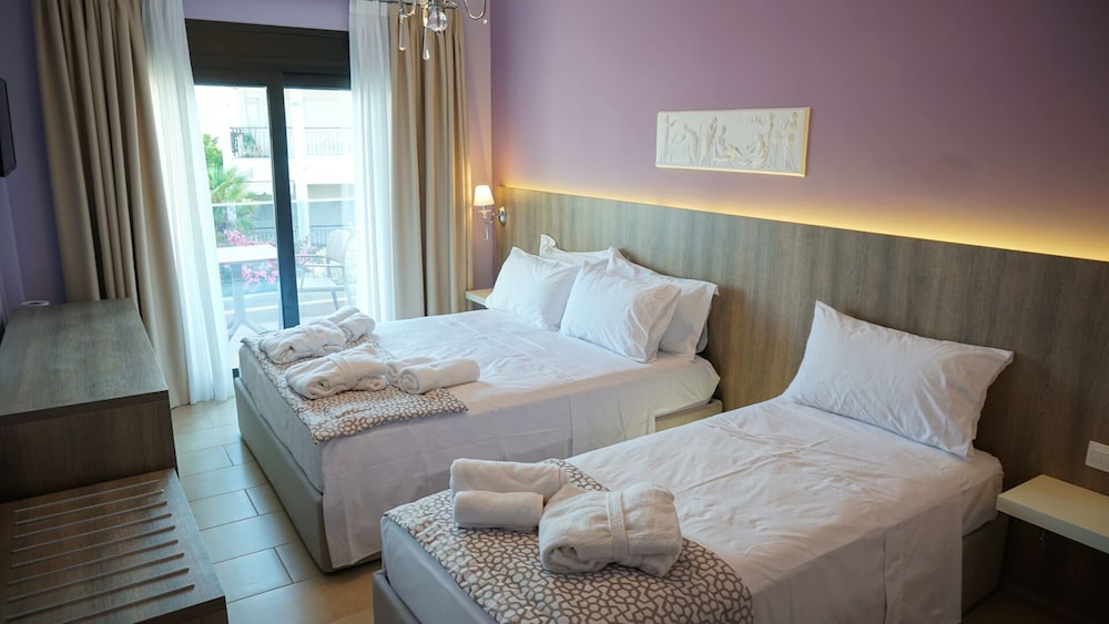 Agnes Deluxe Hotel 11/44
