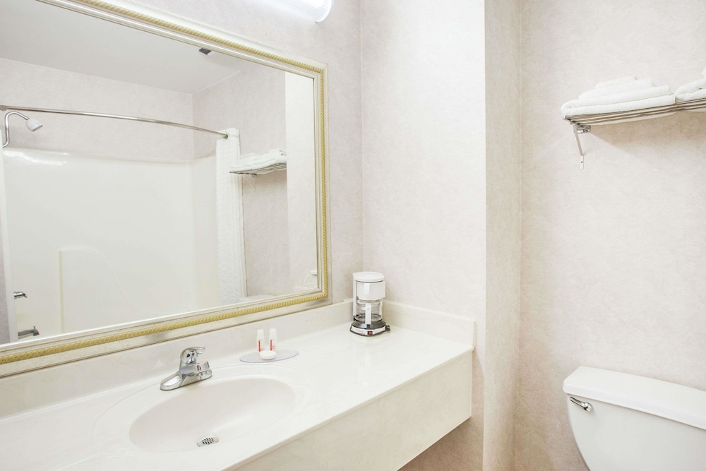 Super 8 by Wyndham White Hall 21/23