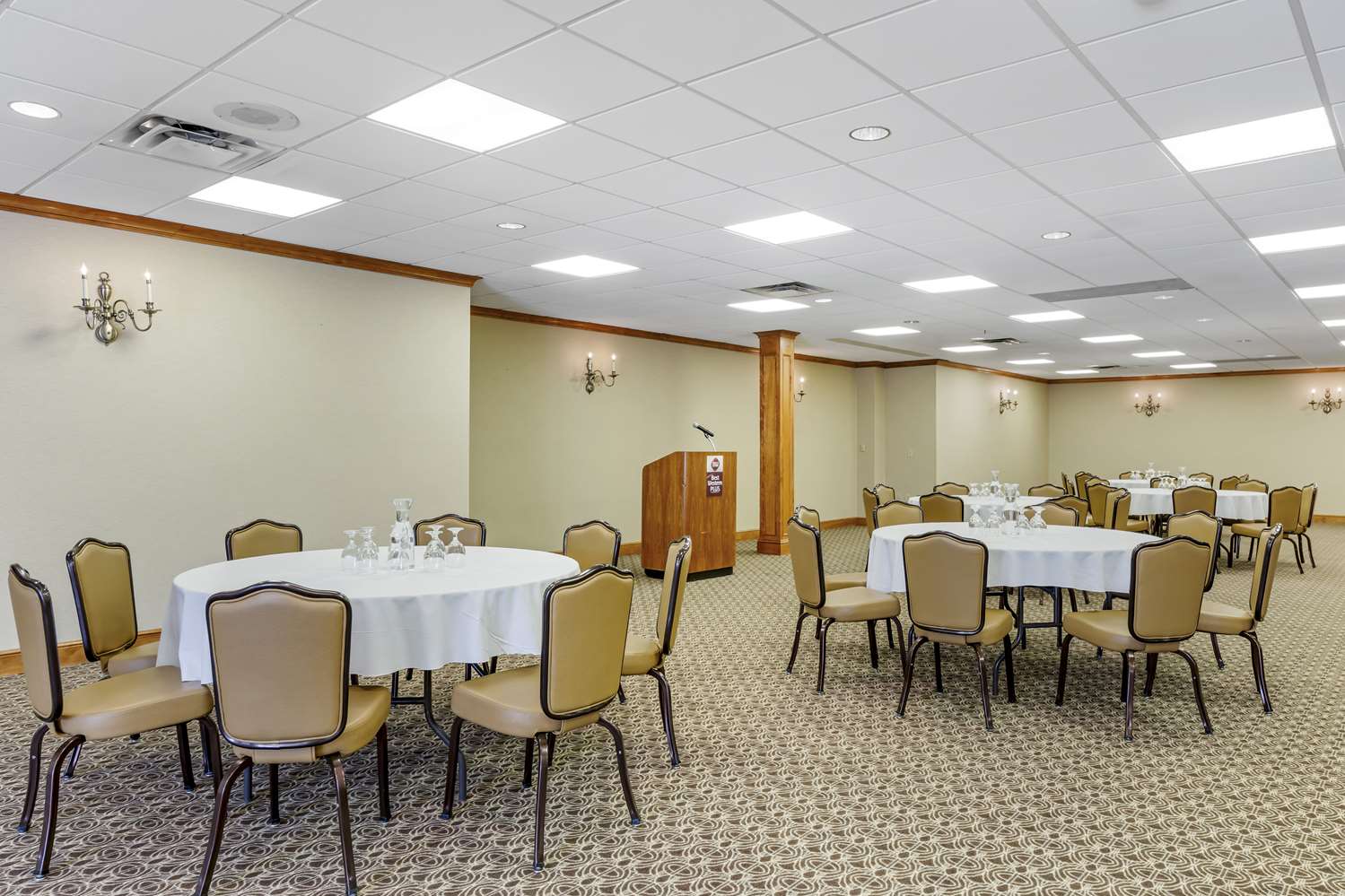 Best Western Plus Dutch Haus Inn And Suites 38/48