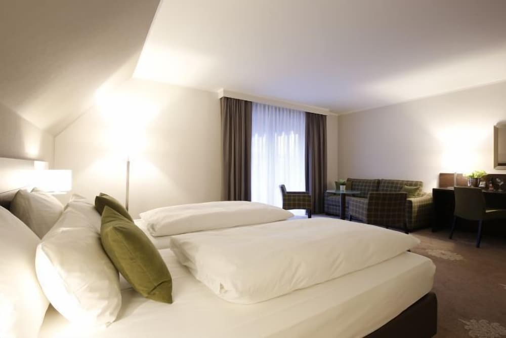 JUNIOR SUITE, DOUBLE BED, GARDEN VIEW