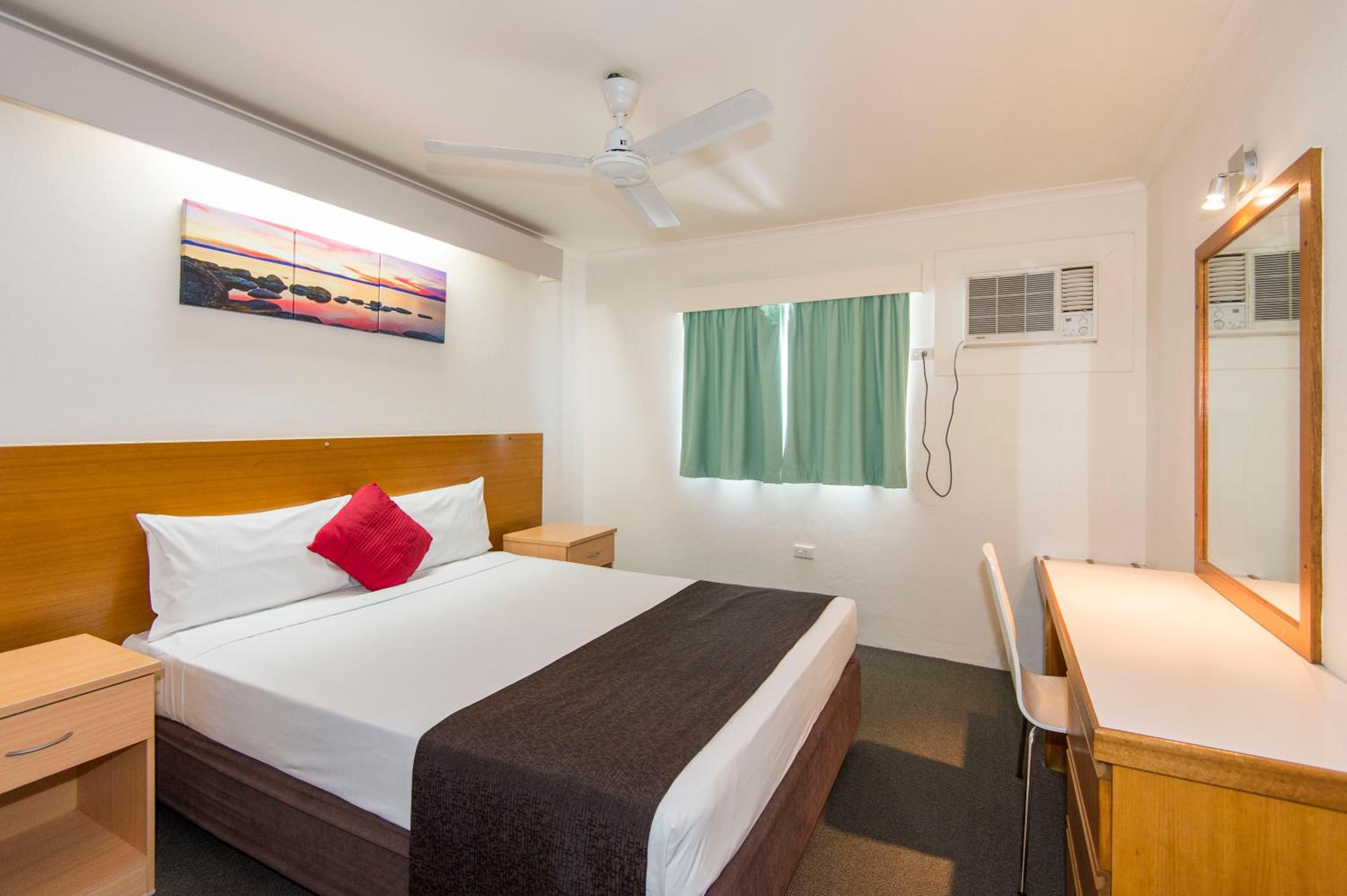 Economy, Queen Bed