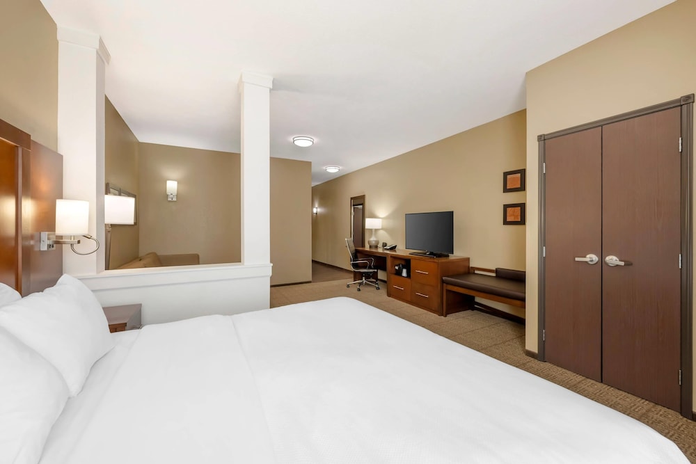 Comfort Suites West Omaha, NE 10/50