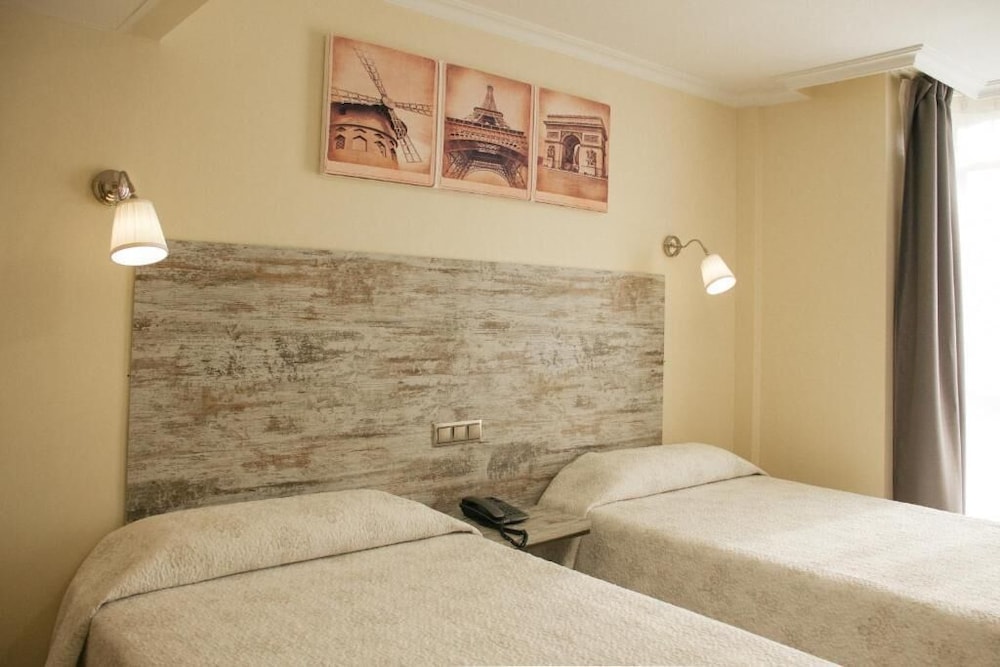 ROOM, TWIN BEDS