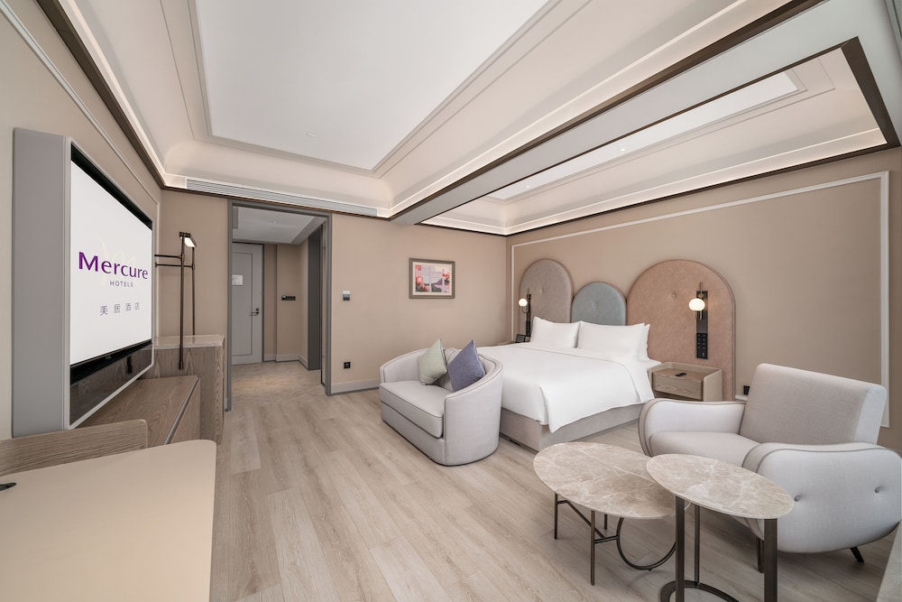 Deluxe, King Bed, City Side