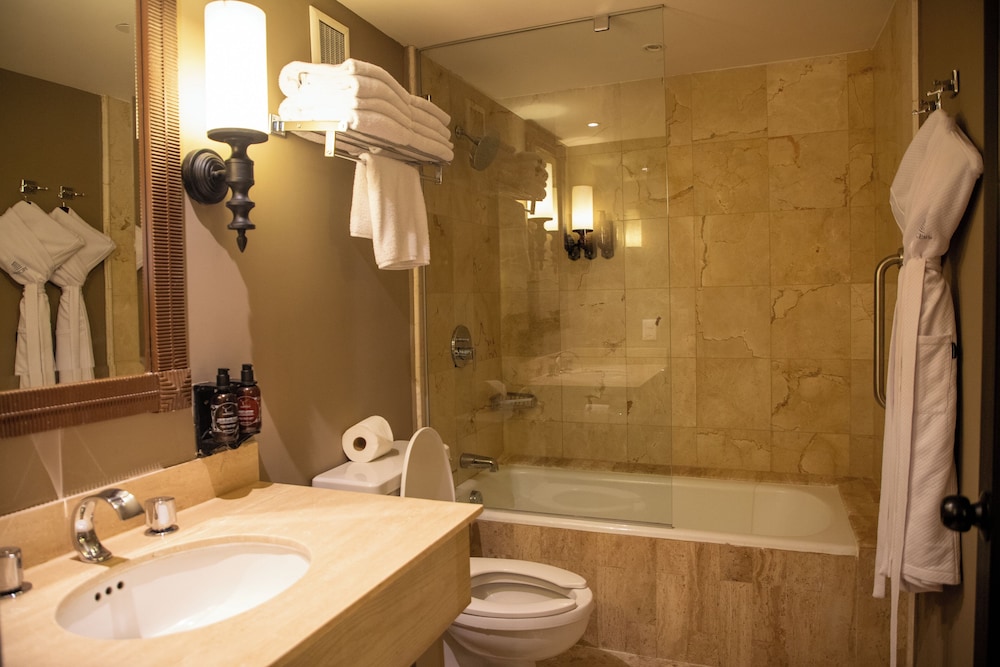 Junior Suite, King Bed, Golf Course View