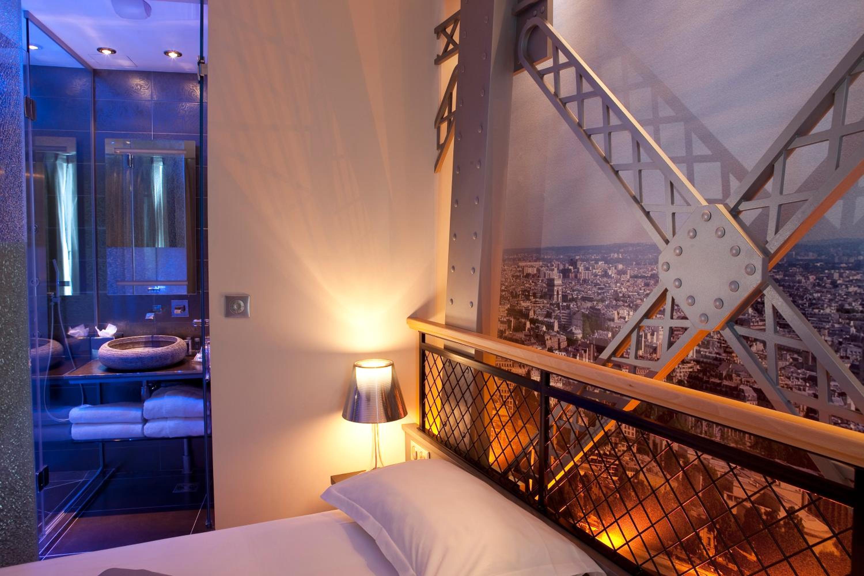 Room, Queen Bed, Eiffel View, Hot Tub
