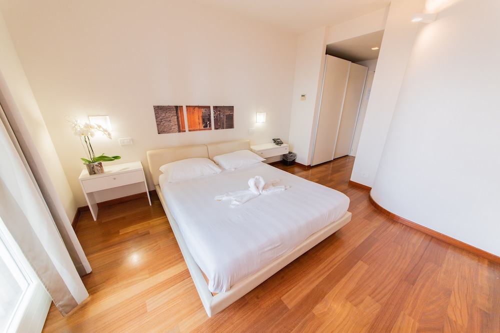 ALBERGO LA CASTELLANA 8/26