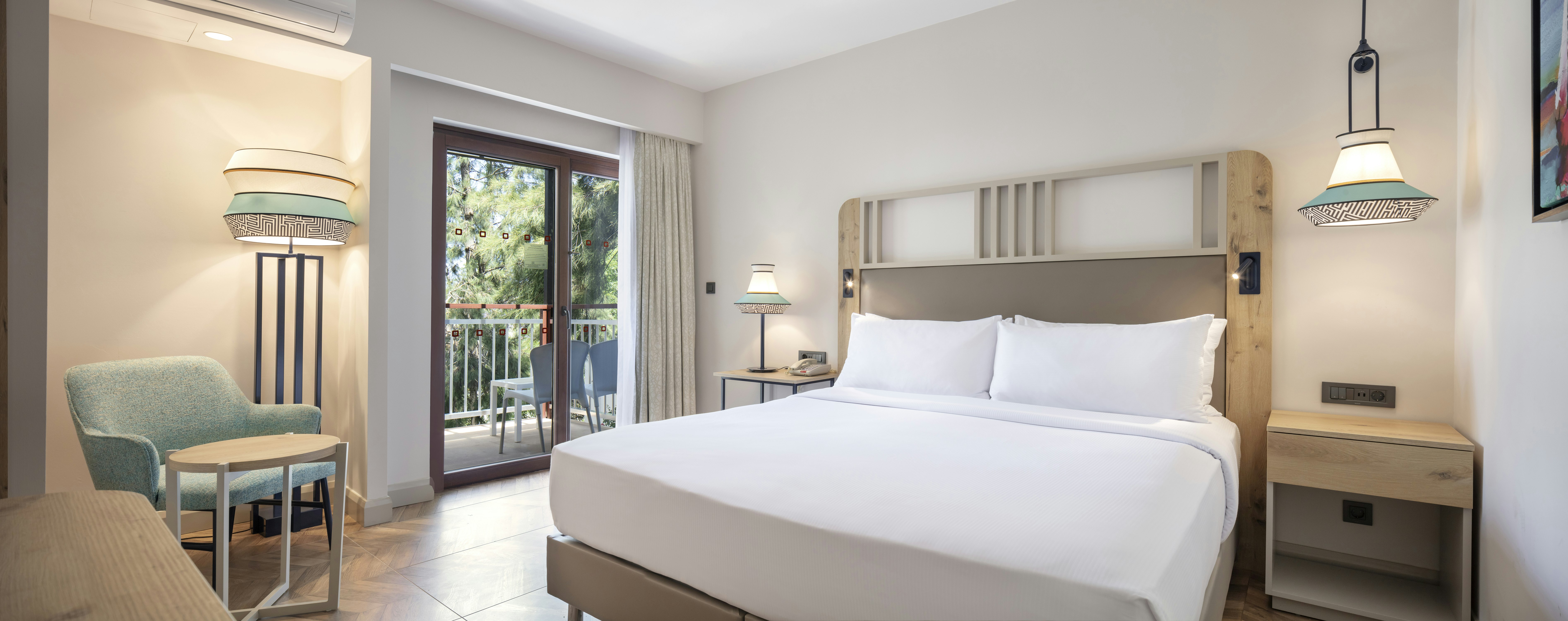 DELUXE, KING BED