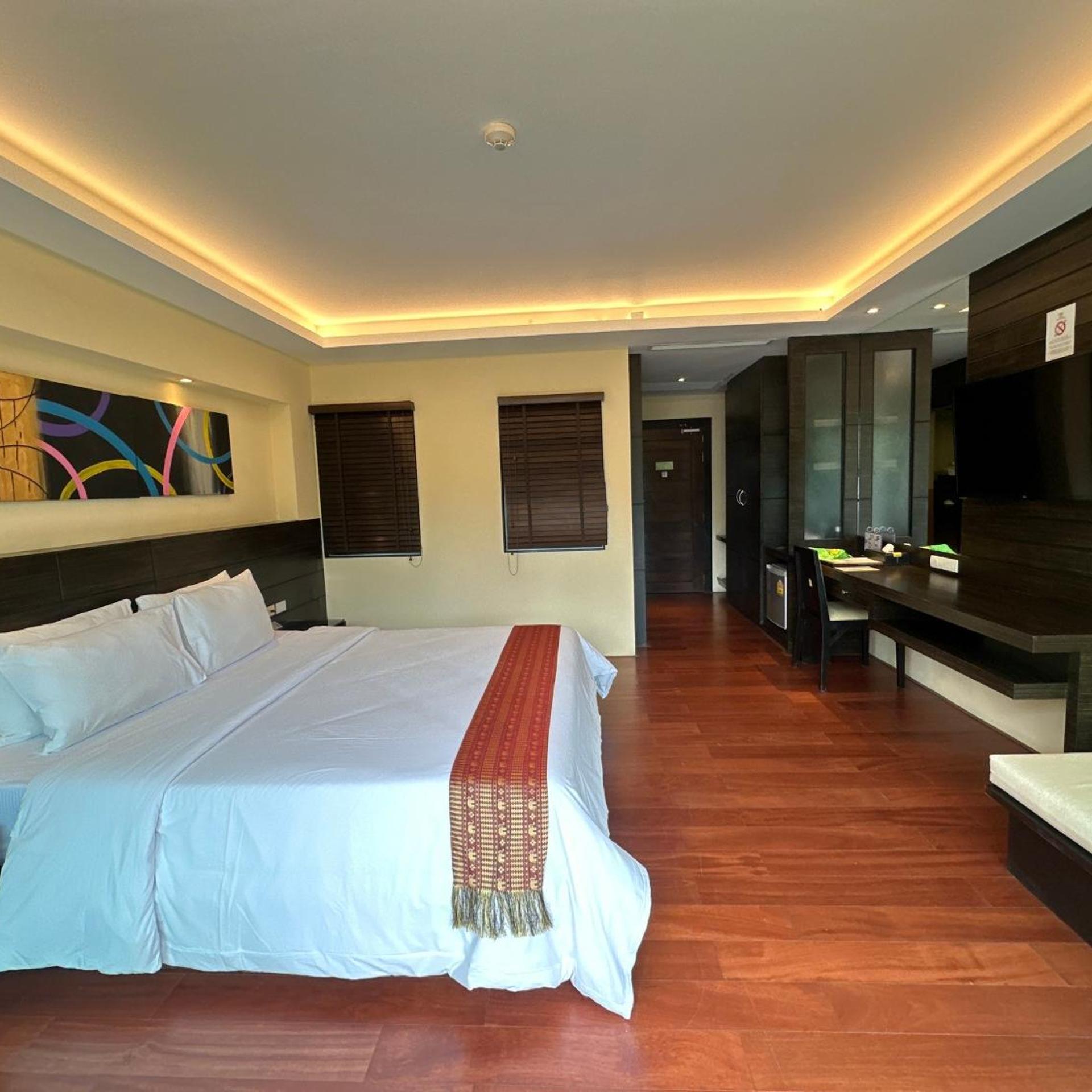 Deluxe, King Bed, Building View