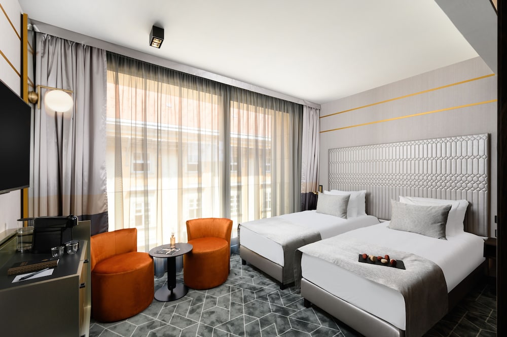 Hotel Emerald & Suites 11/56