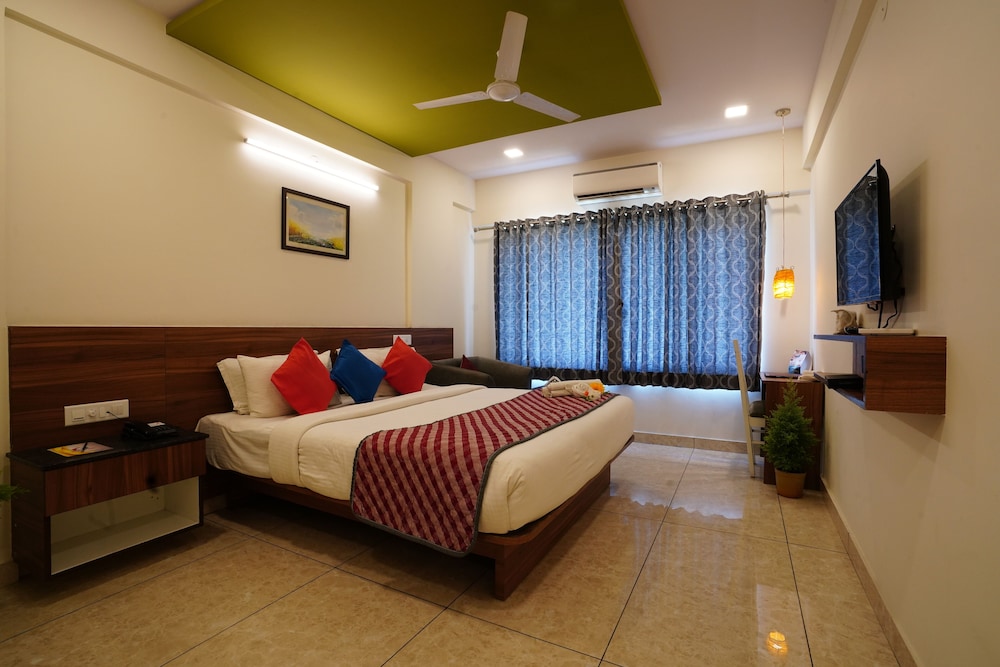DELUXE, KING BED, CITY VIEW