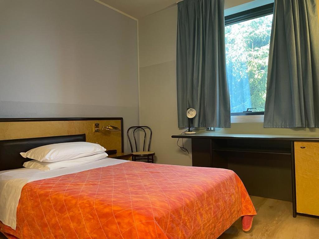 ROOM, SINGLE