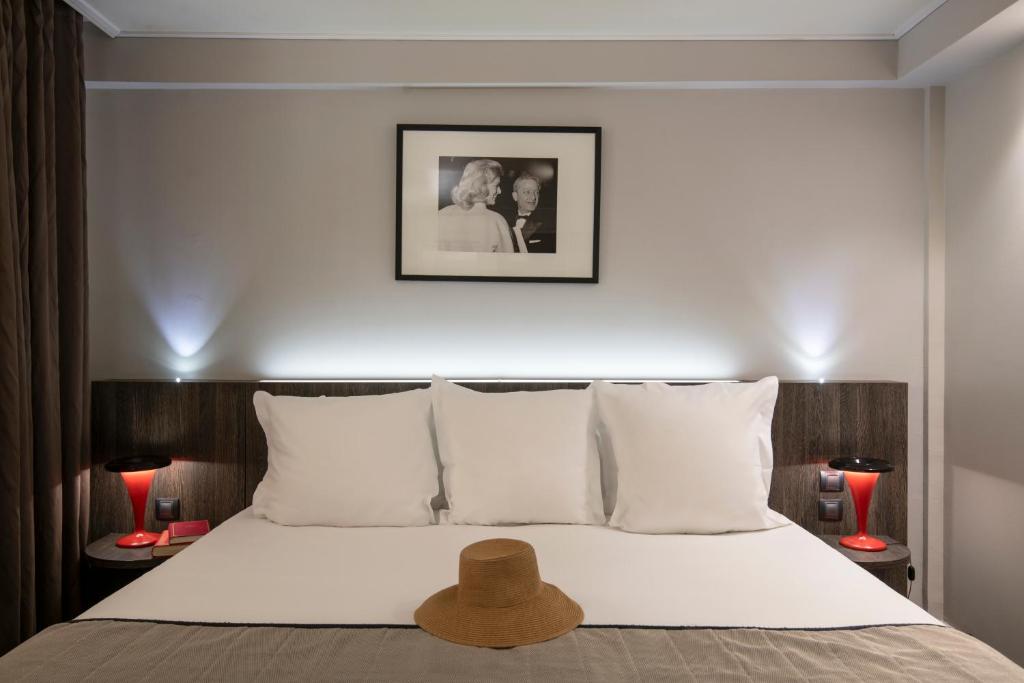 غرفة تنفيذية بسرير كوين بغرفتين مع أريكة بمنطقة جلوس