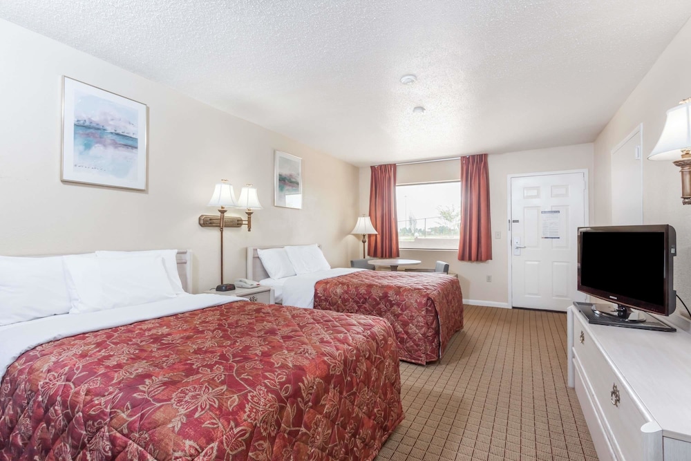 Days Inn by Wyndham Clinton 7/18