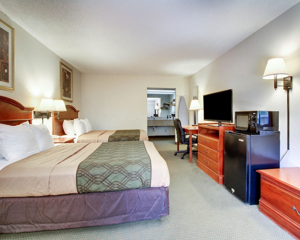 Econo Lodge Inn & Suites Gulfport Airport 10/22