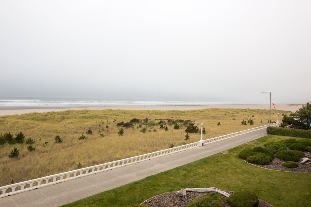 Hi Tide Oceanfront Inn 44/52