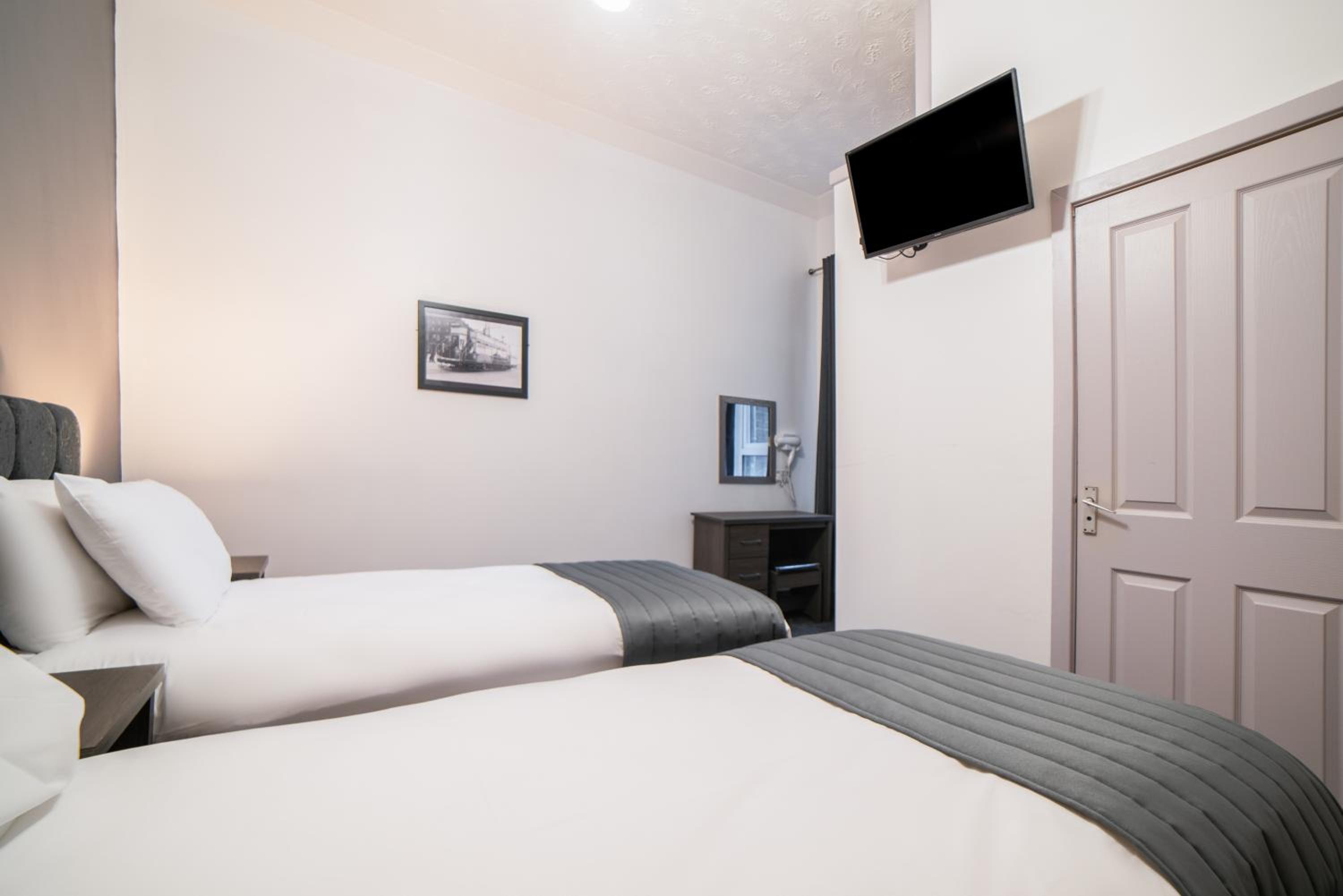 ROOM, TWIN BEDS