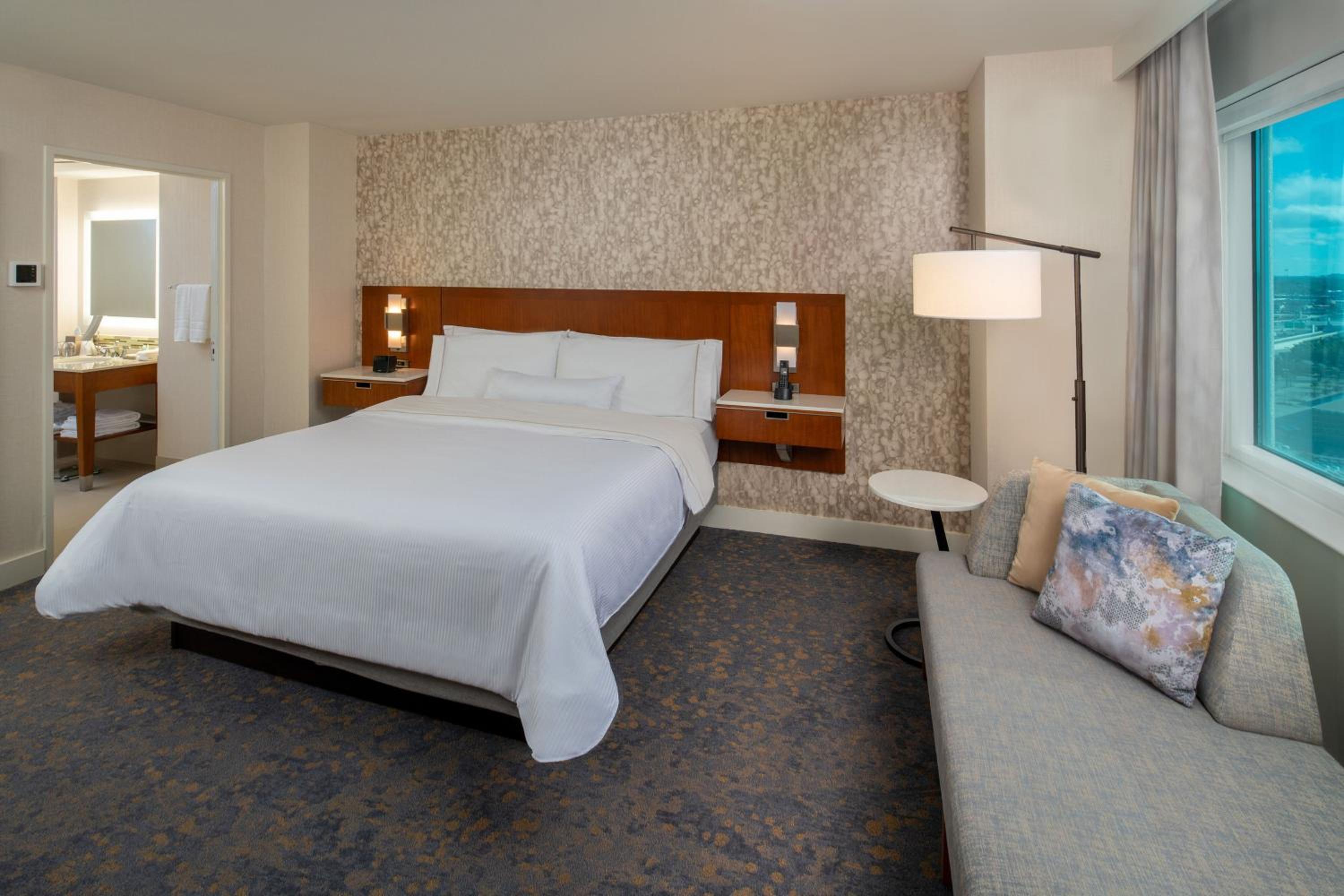 جناح تنفيذي بسرير كينج وسرير كوين بشرفة، Westin Houston Memorial City Hotel 2/3