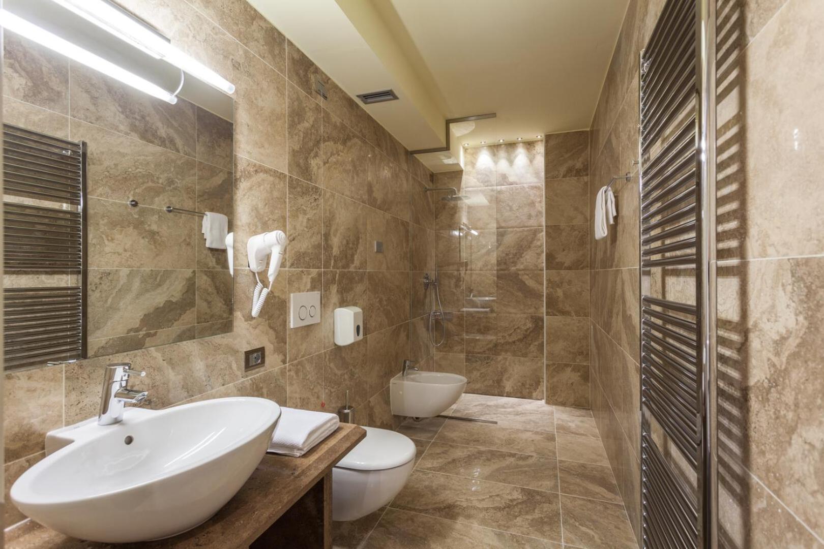 غرفة قياسية بسرير مزدوج بإطلالة على البحيرة بشرفة، Hotel Garda 3/3