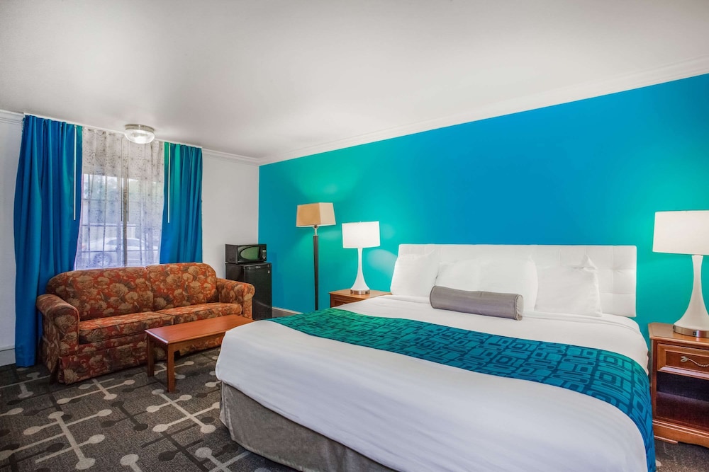 غرفة بسرير كينج