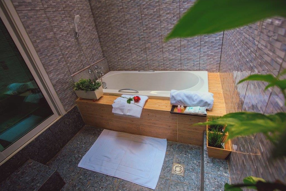 S48 Hotel 75/75